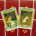 tarot kortos dvi atverstos kortos Nine of Arrows ir Eight of Arrows ant raudonų nugarėlių, persidengiančios iš viršaus