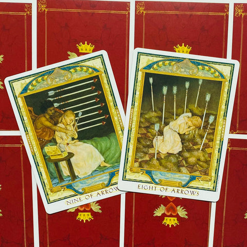 tarot kortos dvi atverstos kortos Nine of Arrows ir Eight of Arrows ant raudonų nugarėlių, persidengiančios iš viršaus
