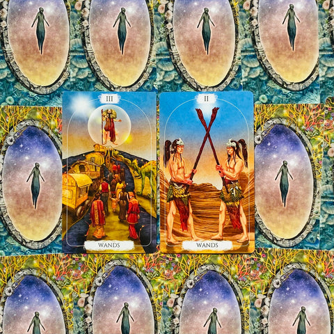 Tarot kortos su dviem atverstos Wands kortomis (III ir II) – spalvingi veikėjai ant ornamentinio mėlyno fono
