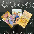 tarot kortos su trijų skirtingų iliustracijų rinkiniu, atverstos fanuojant ant juodų nugarėlių, matomi numeriai ir siužetai