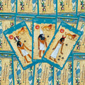 tarot kortos Egipto stiliaus su melsvais kraštais — trys Monetų rūšies kortos (5, 6, 7) parodytos priekiniais kampais, skiriasi nuo kitų galerijos kadrų