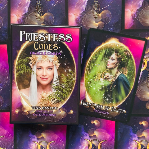 Priestess Codes oracle kortos – violetinė dėžutė su elfiška panelė priekinėje pusėje ir atversta „Priestess of Earth“ korta
