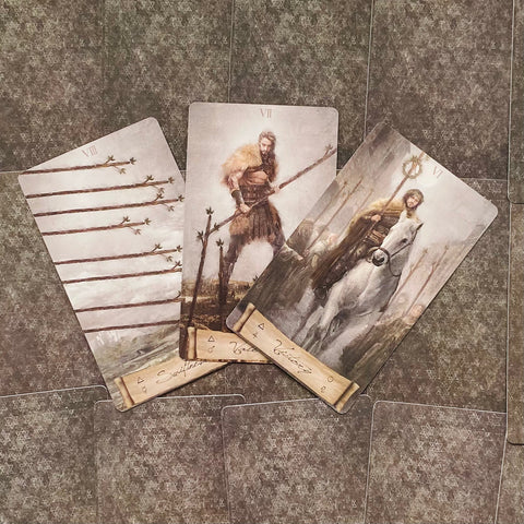 tarot kortos parodytos trys atviros kortos: lazdelės eilė, stambus karys su ietimi ir raitelis ant balto žirgo