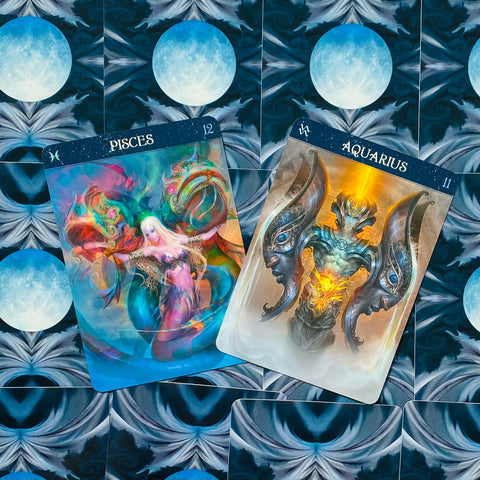 tarot kortos „Žuvys“ ir „Vandenis“ su ryškiomis fantazijos iliustracijomis ant mėlynos mėnulio nugarėlės, iš viršaus pasuktos kampu