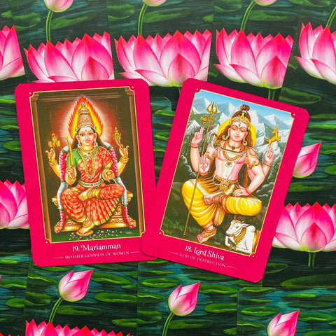 Orakulų kortos su ryškiai rožiniais kraštais — Mariamman ir Lord Shiva kortos ant žalių lotoso fono