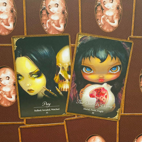 Tarot kortos gotikiniu dizainu, artimas dviejų persidengiančių kortų kampas su ryškiomis figūromis ir kaukole