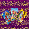 Tarot kortos su spalvingomis iliustracijomis, trijų kortų išdėstymas ant violetinio pentaklių audinio
