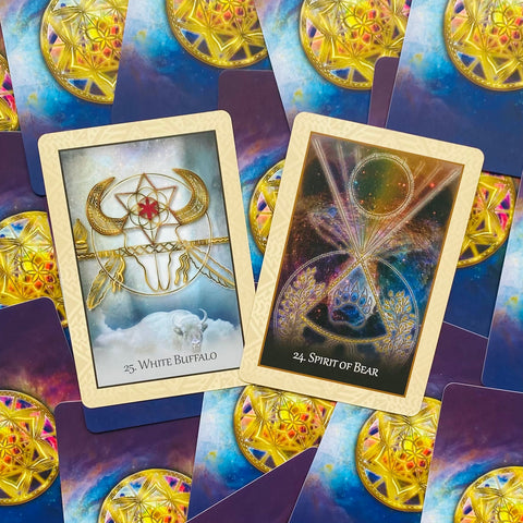 Tarot kortos dvių kortų komplektas: atverstos White Buffalo ir Spirit of Bear ant mėlyno‑violetinio fono su auksinėmis mandalomis