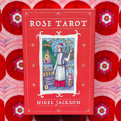 Tarot kortos Rose Tarot, raudona Nigel Jackson dėžutė centre su rožių raštu fone, uždaryta ir išskirtinė variantui