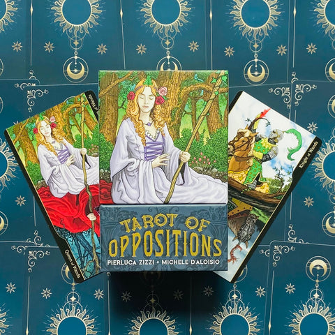 Tarot kortos Tarot of Oppositions dėžutė su trimis išklotomis iliustruotomis kortomis ir mėlynu nugarėlių raštu