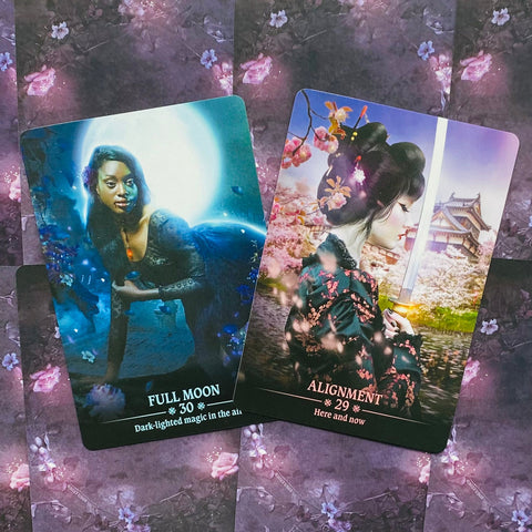 tarot kortos, dvi atverstos kortos — „Full Moon“ ir „Alignment“ ant violetinio gėlėto fono, rodančios iliustruotą mėnulį ir geishos motyvus