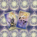 Tarot kortos pastelinių violetinių tonų denis su dviem atvertomis kortomis — Six of Swords ir Seven of Swords