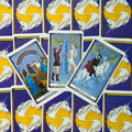 Tarot kortos su vienaragių nugara, trijų kortų išdėstymas — Dešimt taurų, Taurės puslapis, Taurės riteris, žiūrima iš viršaus