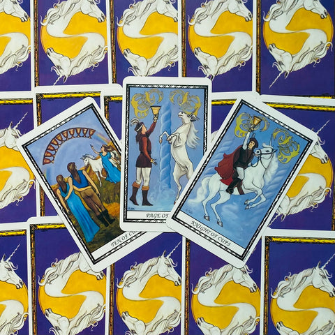 Tarot kortos su vienaragių nugara, trijų kortų išdėstymas — Dešimt taurų, Taurės puslapis, Taurės riteris, žiūrima iš viršaus