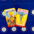 tarot kortos ugnies serija — dvi geltonai-raudonos kraštinės kortos (VII ir VIII of Fire), plokščiai išdėstytos ant mėlyno fono su žvaigždutėmis