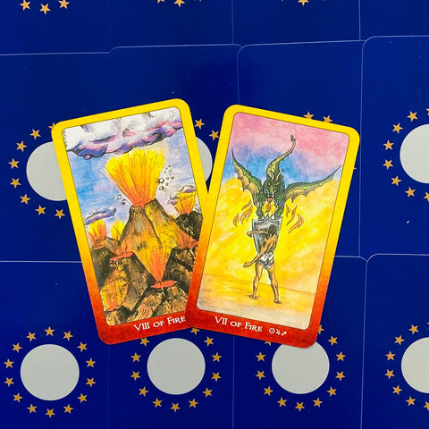 tarot kortos ugnies serija — dvi geltonai-raudonos kraštinės kortos (VII ir VIII of Fire), plokščiai išdėstytos ant mėlyno fono su žvaigždutėmis