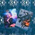 Tarot kortos su dviem priekinių pusių iliustracijomis: spalvinga princesė (14) ir tamsioji magija (13), ant mėlyno ornamentuoto fono