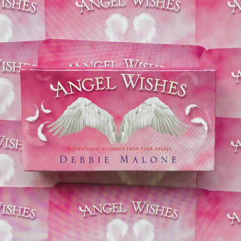 Angel Wishes kortų rinkinys rožinėje dėžutėje su angelo sparnais ir autorės Debbie Malone vardu, matomas priekinis dangtis