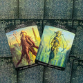 tarot kortos atviros dvi iliustruotos orakulų kortos Donn ir Danu ant žalio‑mėlyno geometrinio fono