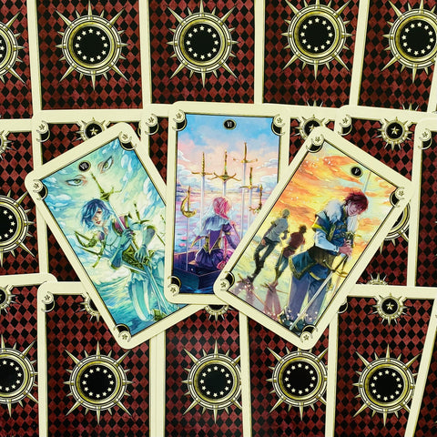 tarot kortos su ryškiomis fantazijos iliustracijomis — trys atverstos kortos pastelinių tonų, raudonos rombinės nugarėlės