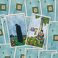 Tarot kortos Rider–Waite stiliaus, mėlynos nugarėlės su rozetėmis, parodytos dvi priekinės kortos: Keturi taurės ir Penki taurės