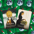 Tarot kortos su žalia nugarėle — dvi atidengtos kortos Mother Mary ir Mistletoe parodytos iš viršaus, pabrėžiant skirtingus dizainus