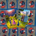 Tarot kortos – spalvingas rinkinys su mėlynais ornamentuotais nugarėliais, matomos Šešių taurės ir Penkių taurės kortos