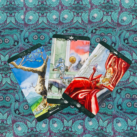 Tarot kortos akvarelinė versija, trijų kortų išklotinė su ryškiomis raudonomis, mėlynomis ir žaliomis iliustracijomis ant turkio paisley fono