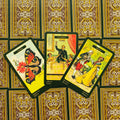 tarot kortos trijų kortų išdėstymas: retro iliustracijos (drugelis, tostai, susitikimas), ryškūs geltoni ir žali tonai, auksu ornamentuotos nugarėlės