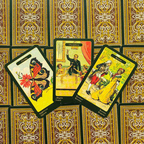 tarot kortos trijų kortų išdėstymas: retro iliustracijos (drugelis, tostai, susitikimas), ryškūs geltoni ir žali tonai, auksu ornamentuotos nugarėlės