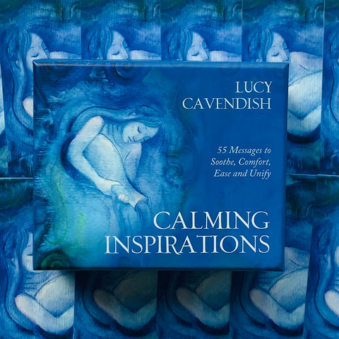 kortų rinkinys Calming Inspirations (Lucy Cavendish) mėlyname dėkle, 55 paguodos žinutės, dėžutė ant raštuoto fono