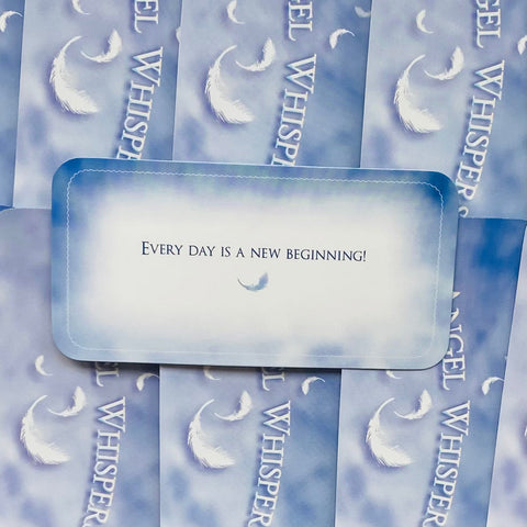 Angelų kortos Whisper mėlyname akvareliniame dizaine su baltos plunksnos motyvu ir centre esančia citata Every day is a new beginning, atvaizduojanti kortos priekinį variantą