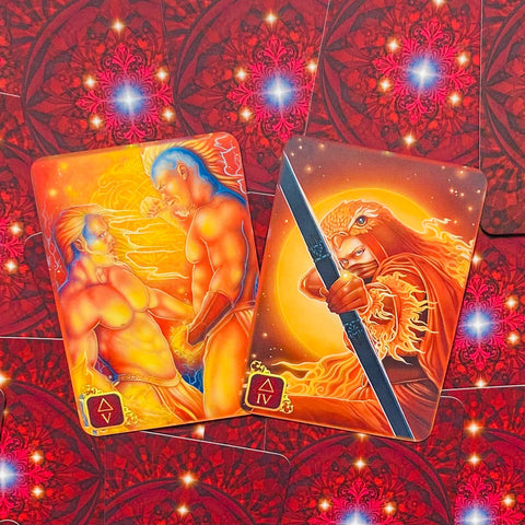 tarot kortos ugnies tematikos, dvi atviros oranžinės–raudonos versijos: kairėje du figūriniai veikėjai, dešinėje lankininkas ant ornamentuoto raudono fono
