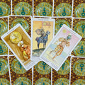 Tarot kortos su monetų rūšies figūromis — trys kortos iš viršaus parodytos ant ornamentinių nugarėlių, skirtingi variantai
