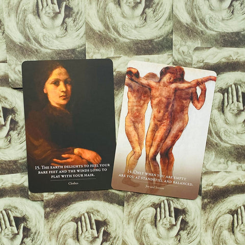 Orakulų kortos dvių dizainų komplektas, tamsi portreto korta Clothes šalia šviesios Joy and Sorrow ant ornamentuoto nugarėlių fono