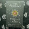 Taro denis The Sacred Web juodoje dėžutėje su spalvota voratinklio mandala ir pridedama gidų knygele