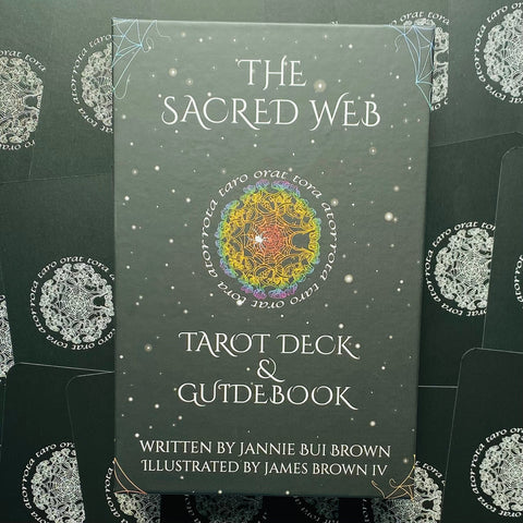 Taro denis The Sacred Web juodoje dėžutėje su spalvota voratinklio mandala ir pridedama gidų knygele