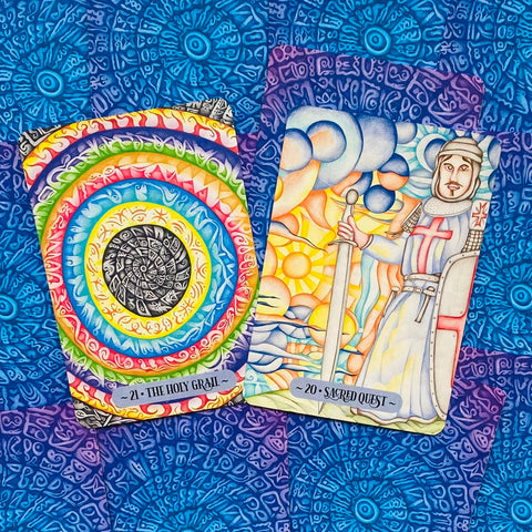 tarot kortos dviejų spalvingų variantų rinkinys: mandalos stiliaus „The Holy Grail“ ir saulėtą riterį vaizduojanti „Sacred Quest“