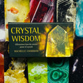 Crystal Wisdom kortų rinkinys ant tamsiai žalios dėžutės su ryškiu geltonu kristalu ir autorės Rachelle Charman vardu