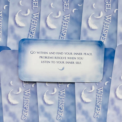 angelų kortos Whispers mėlynos; atversta pavyzdinė korta su įkvepiančiu tekstu ir matoma nugarėlės plunksnos grafika