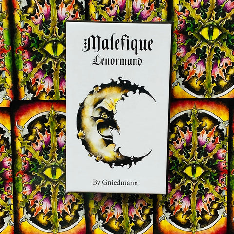 Lenormand kortos Malefique baltame dėkle su mėnulio iliustracija, autorius Gniedmann, priekinė dėžutė ant ryškių kortų nugarėlių