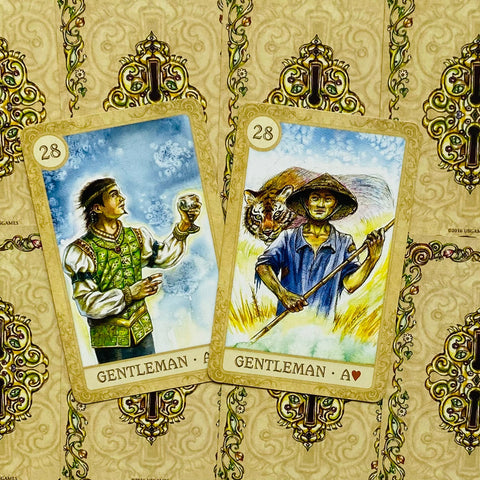 Lenormand kortos – dvi „Gentleman“ kortos: kairėje vyras žalios liemenės laikančiu taurę, dešinėje kaimietis su lazda ir tigro figūra