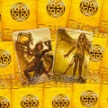 Tarot kortos aukso nugarėlėmis, dvi atverstos kortos Maat (Teisingumas) ir Lilith (Lyguma), matomos iš arti