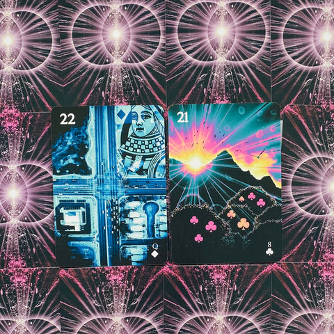 Kortos, dviejų kortų išdėstymas: mėlyna miesto motyvo 22 ir spalvota saulėlydžio 21, fotografuota iš viršaus ant rožinio raštuoto fono