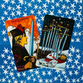 tarot kortos Rider–Waite stiliaus, dvi atviros kortos (Puslapis kardų ir Dešimt kardų) ant mėlyno žvaigždėto fono