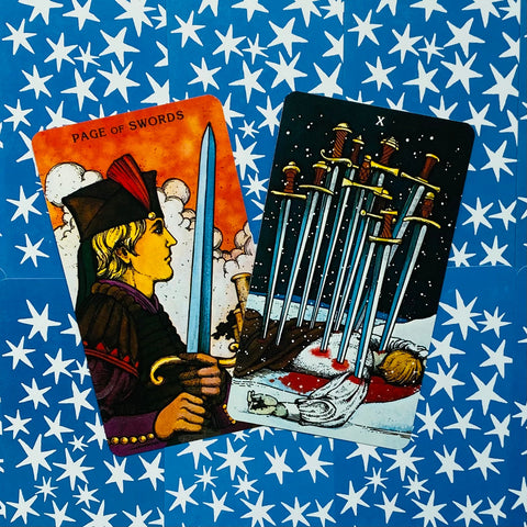 tarot kortos Rider–Waite stiliaus, dvi atviros kortos (Puslapis kardų ir Dešimt kardų) ant mėlyno žvaigždėto fono