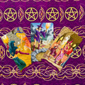 Tarot kortos fanuotos trijų kortų pavyzdys ant violetinės audinio su auksiniais pentakliais, ryškios iliustracijos