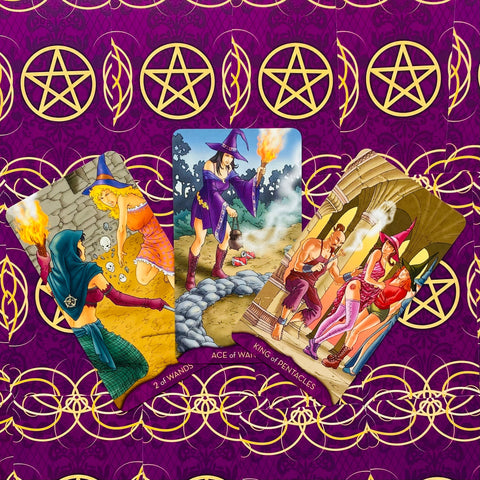 Tarot kortos fanuotos trijų kortų pavyzdys ant violetinės audinio su auksiniais pentakliais, ryškios iliustracijos