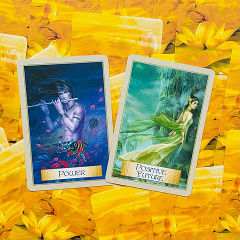 Tarot kortos, dviejų kortų išsidėstymas su 'Power' ir 'Positive Future' kortomis ant ryškių geltonų nugarėlių