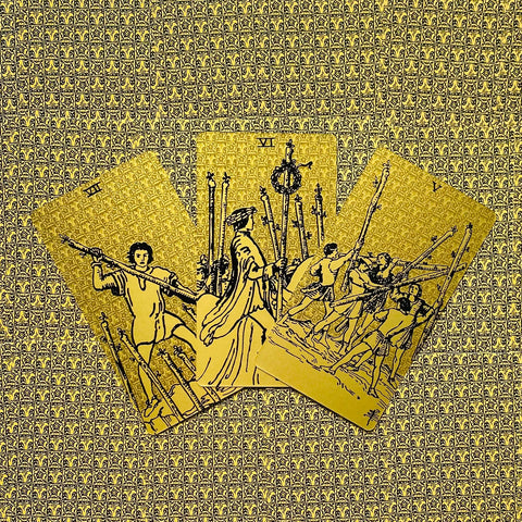 Tarot kortos aukso spalvos, Marseille stiliaus trys lazdelės išdėstytos vėduoklė ant geometrinio auksinio fono